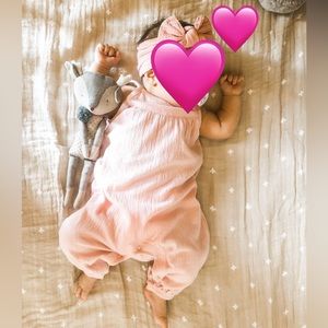 Lot of 4 sleeveless jumpsuits & assorted headbands 0-3 months baby girl